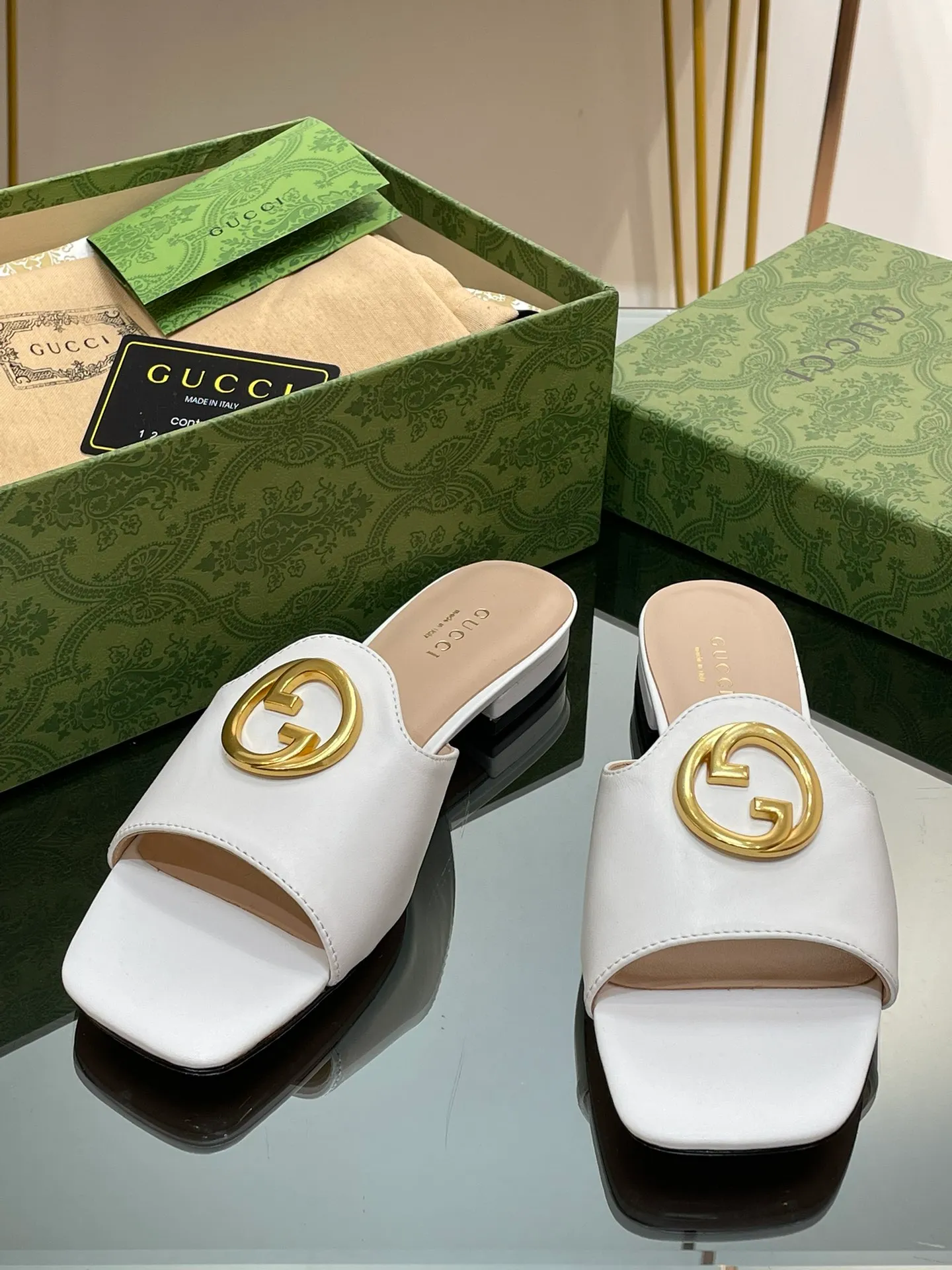 👟👟Ex-factory price 440👟👟 GuCCl high-end boutique 2024 new flat-heeled round interlocking double GG slippers, authentic original quality! Every detail has been carefully crafted and can be compared with ZG, no second quality!  Fabric: Original customized imported grain leather Hardware: Dongguan Dachang mold-opening hardware round interlocking double G buckle Lining/foot pads: High-end customized sheepskin lining Heel height: 1.0CM Outsole: Italian genuine leather sole Size: 35-41 (40 41 customized, non-returnable) Original high-end packaging!  The GucCi Blondie series made its debut in Los Angeles during the "Gucci March of Love" series of fashion shows, showing its outstanding charm on the star-studded Hollywood Walk of Fame. The new series echoes the style shown in the recent series, blending retro aesthetics and modern fashion to integrate different eras! The monogram pattern of the brand founder originates from the archive design of the 1970s, vividly interpreting this mid-heeled shoe💋👏 ●Circular interlocking double G details. High ●Italian creation Green full set of high-end original packaging